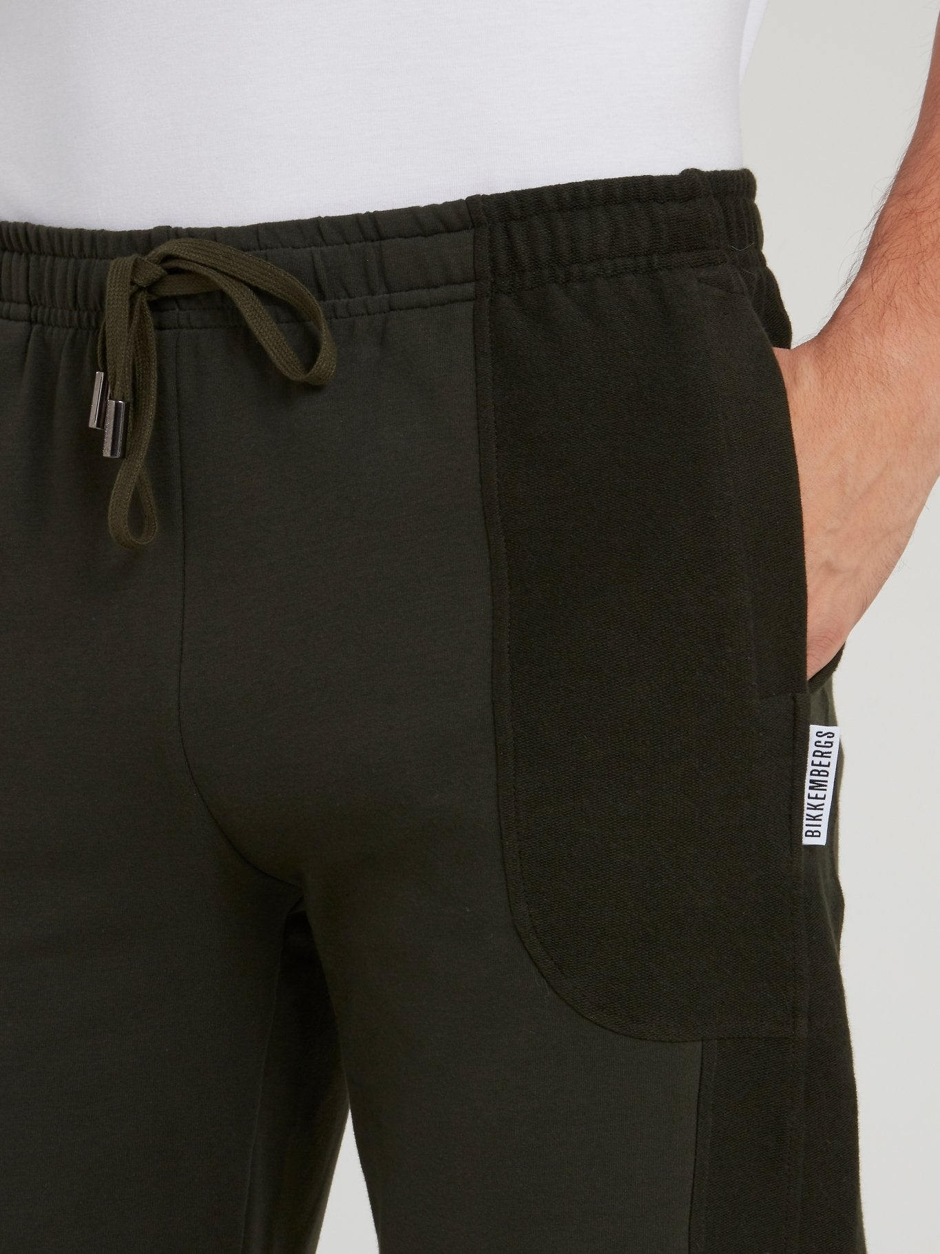 Оливковые хлопковые брюки в стиле милитари