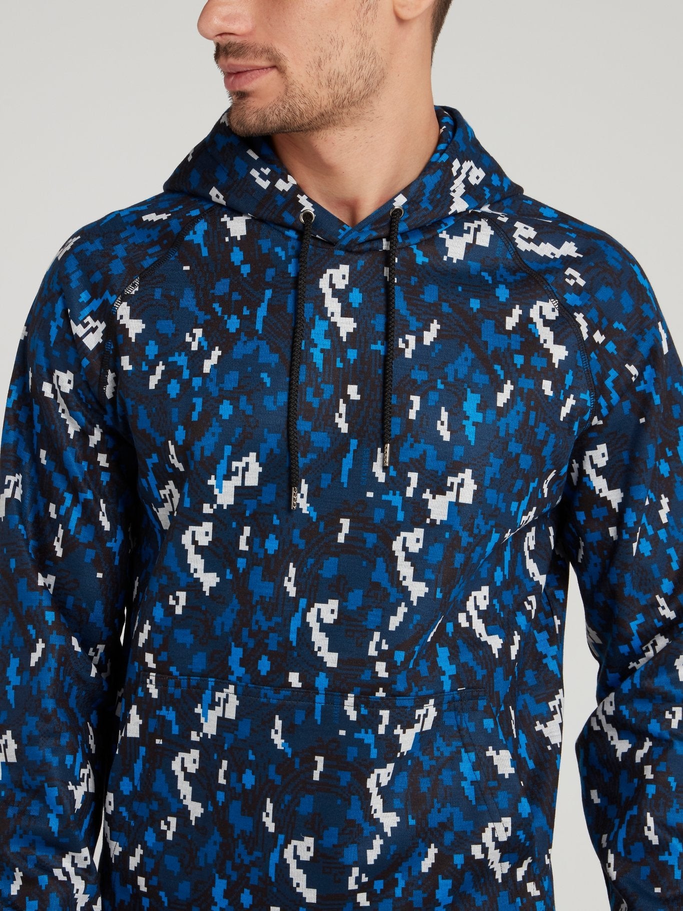 Темно-синее худи с камуфляжным принтом