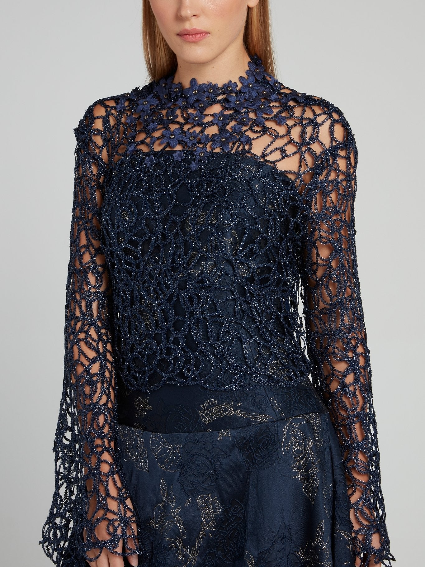 Темно-синее платье-макси с отделкой и цветочным принтом