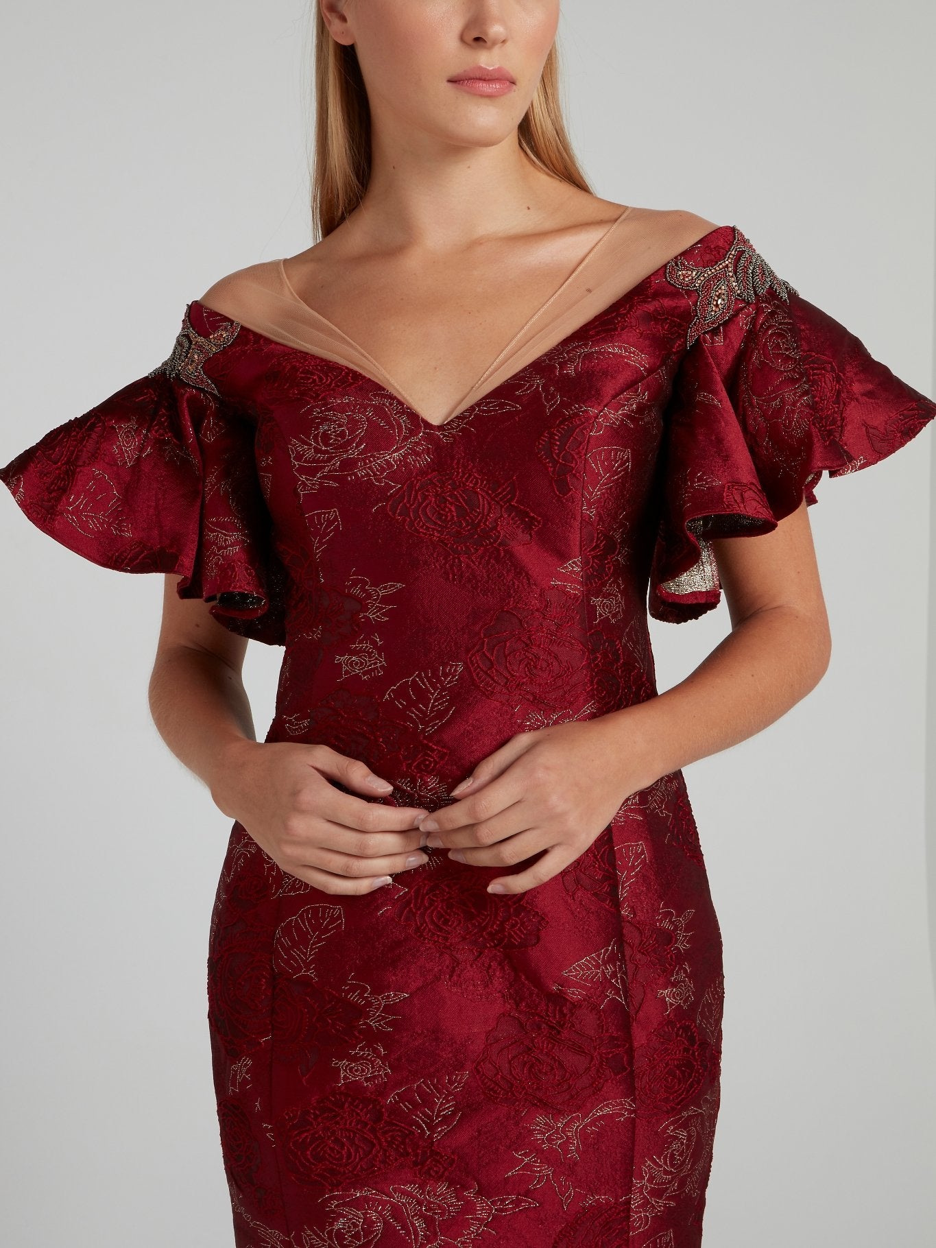 Красное платье рукавами бабочка