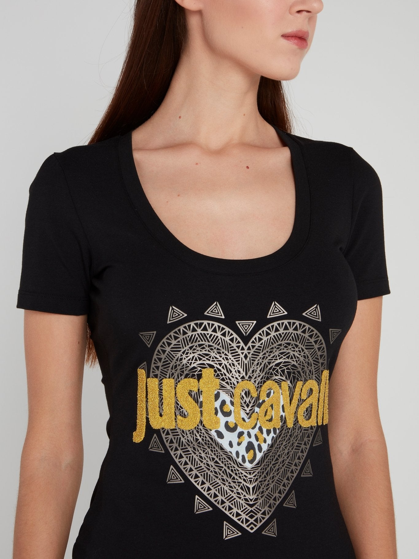 Черная футболка с глубоким круглым вырезом и логотипом