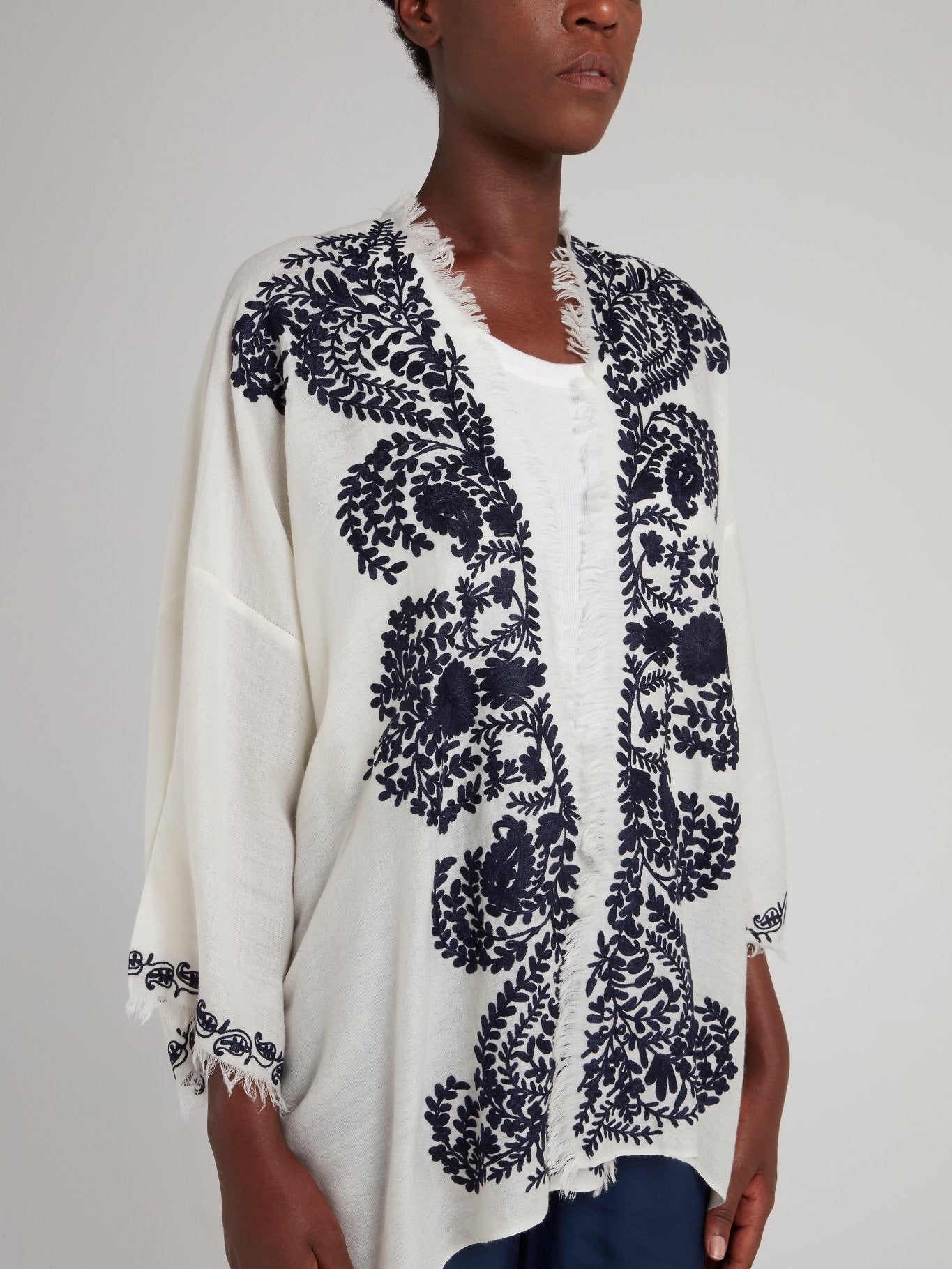 Белая шаль с цветочным принтом и бахромой