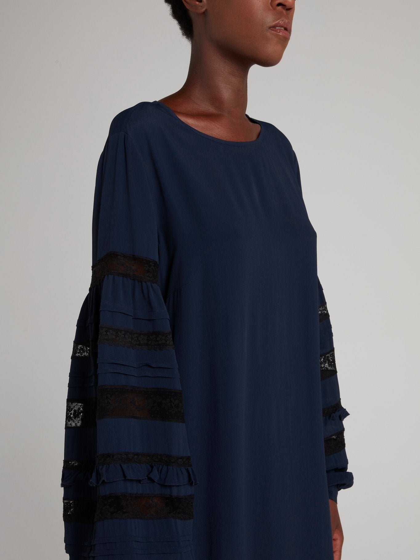 Темно-синее платье с кружевными вставками и рукавами фонарик