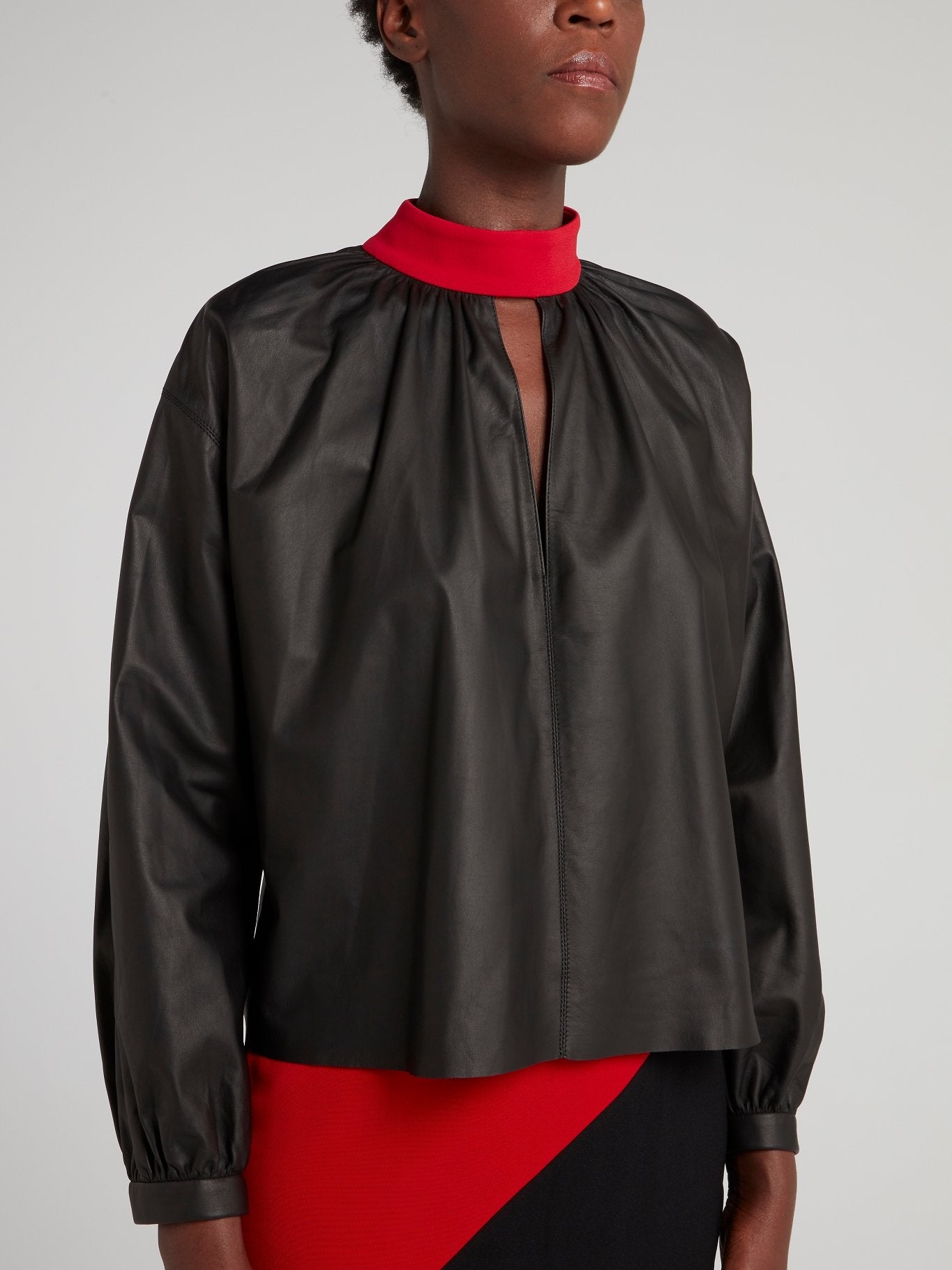 Черная кожаная блузка с высоким воротником
