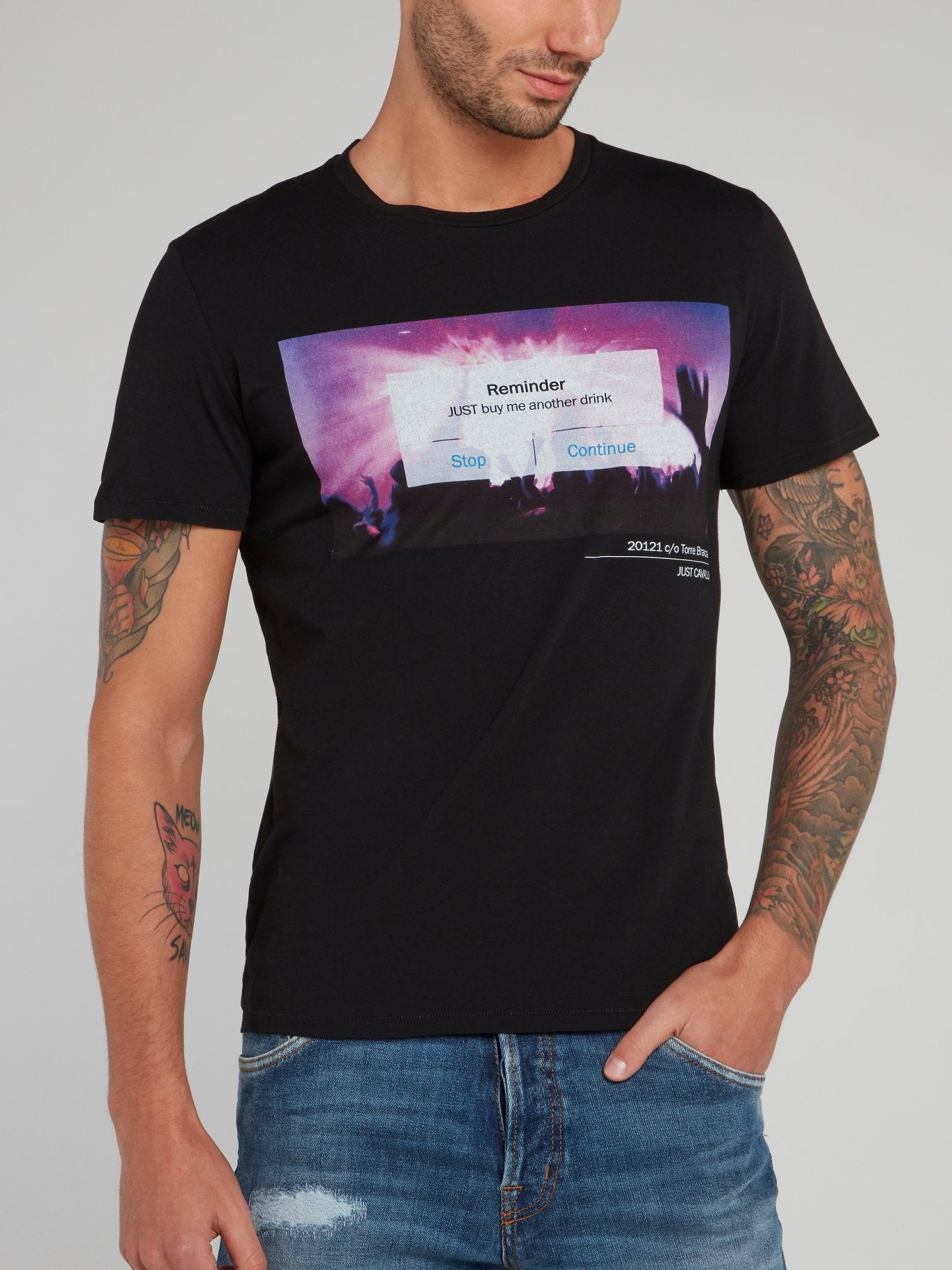 Черная футболка с рисунком и надписью