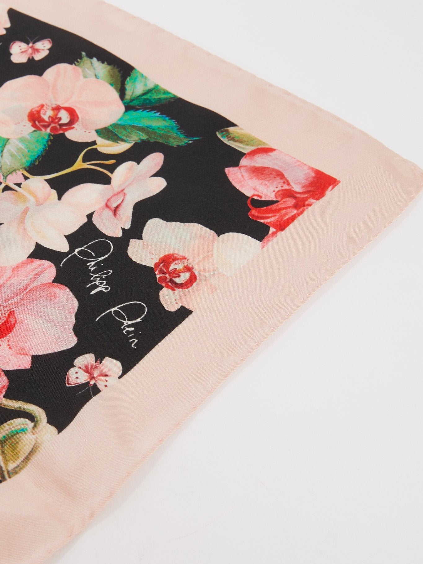 Шелковый шарф с цветочным принтом и бежевой окантовкой