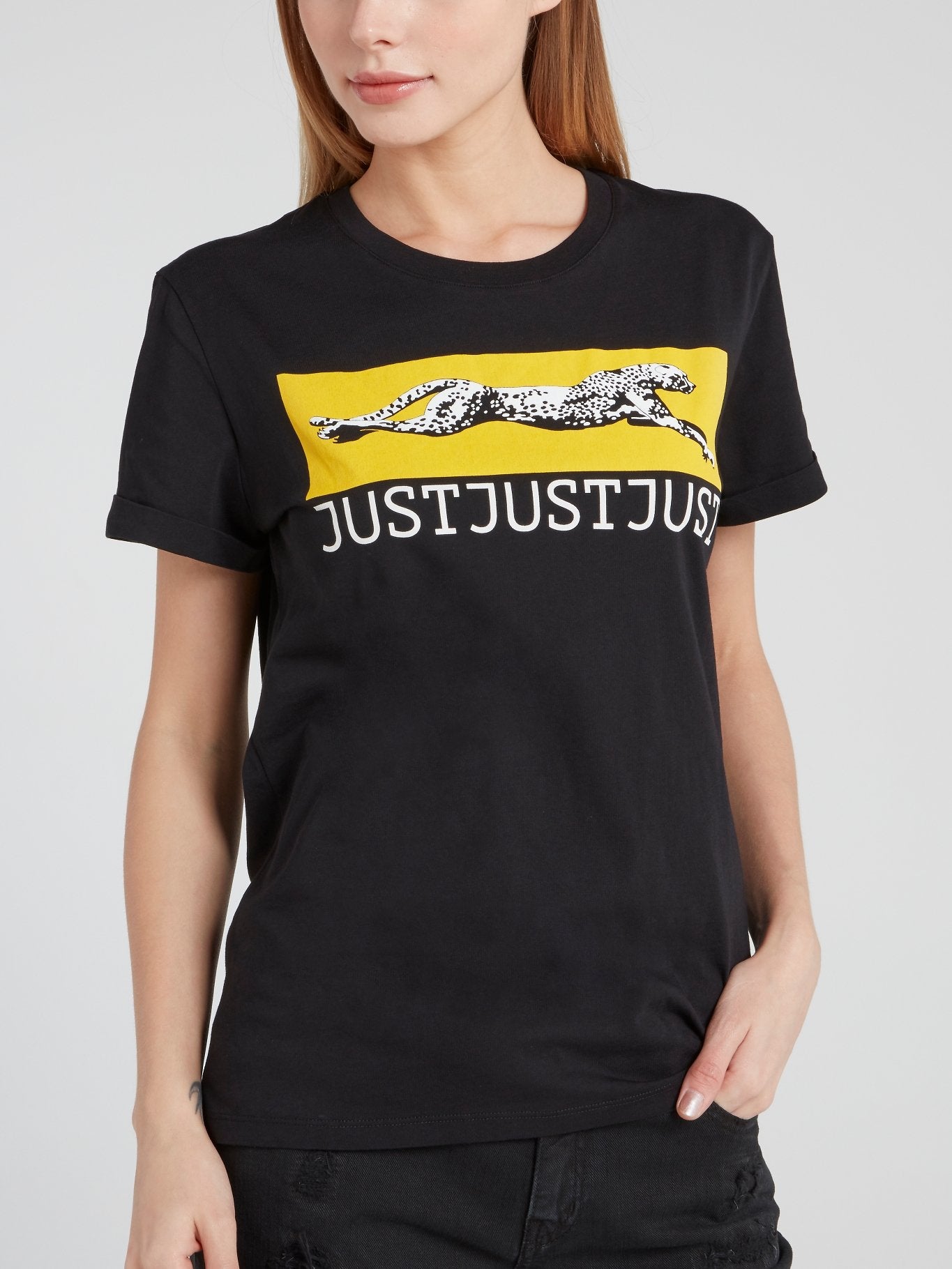 Черная футболка с круглым вырезом и изображением леопарда