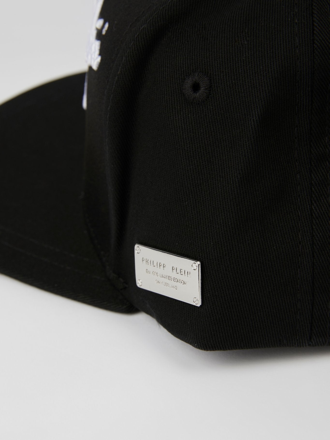 Бейсболка с вышитым логотипом