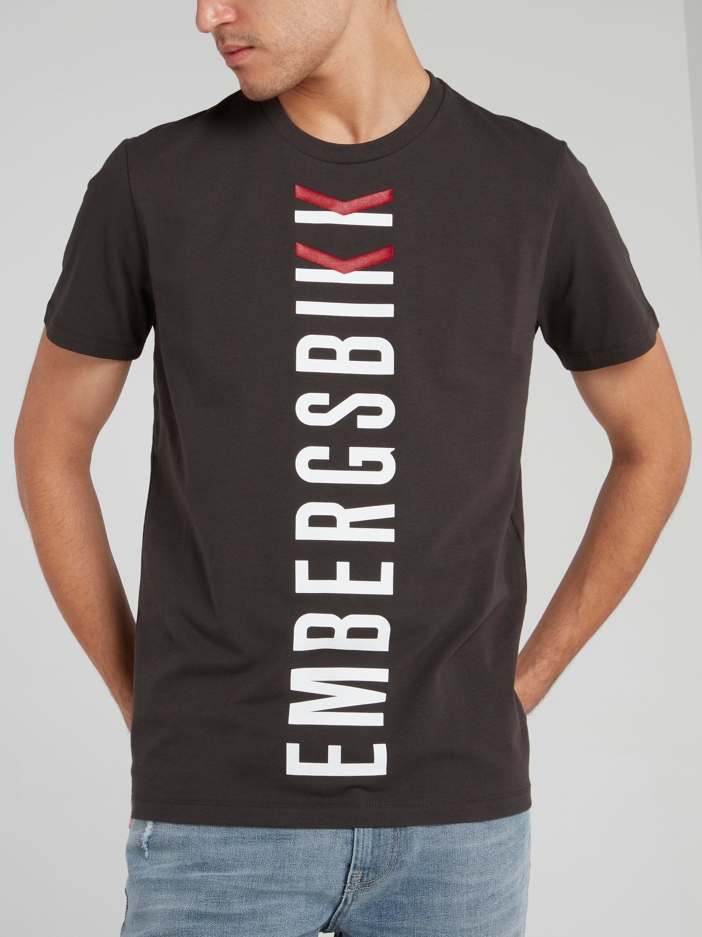 Черная футболка с вертикальным логотипом