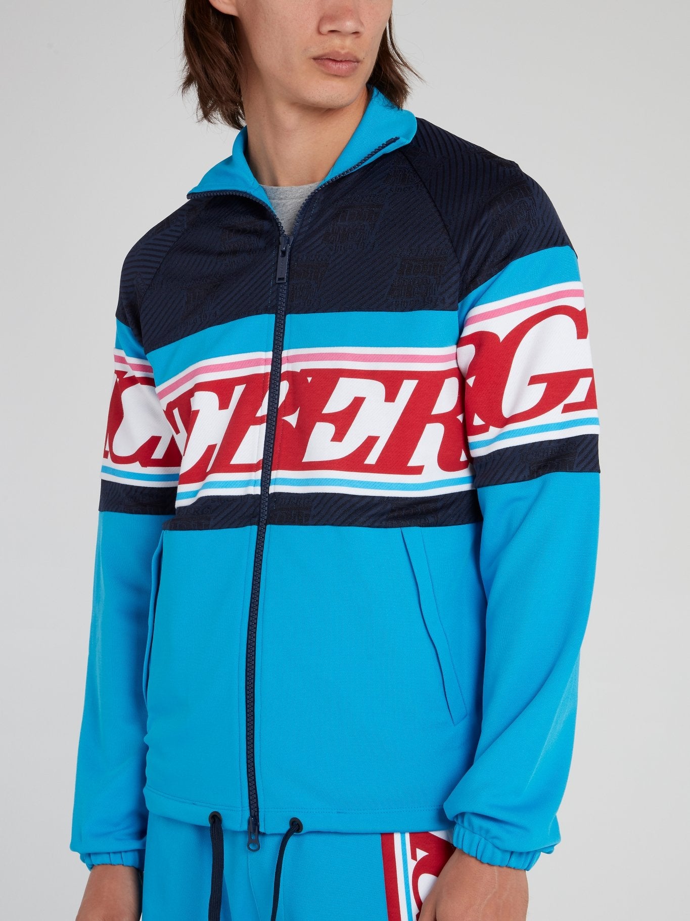 Голубая толстовка на молнии с высоким воротником и логотипом