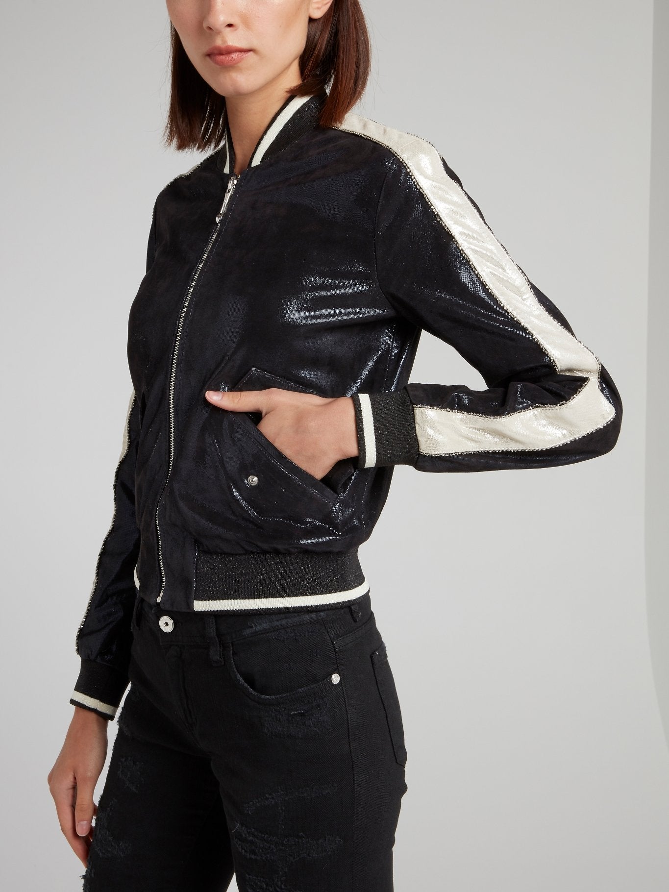 Темно-синяя спортивная куртка с полоской на рукавах