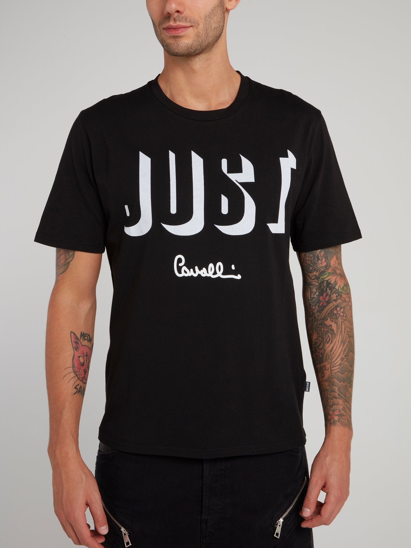 Черная футболка с логотипом