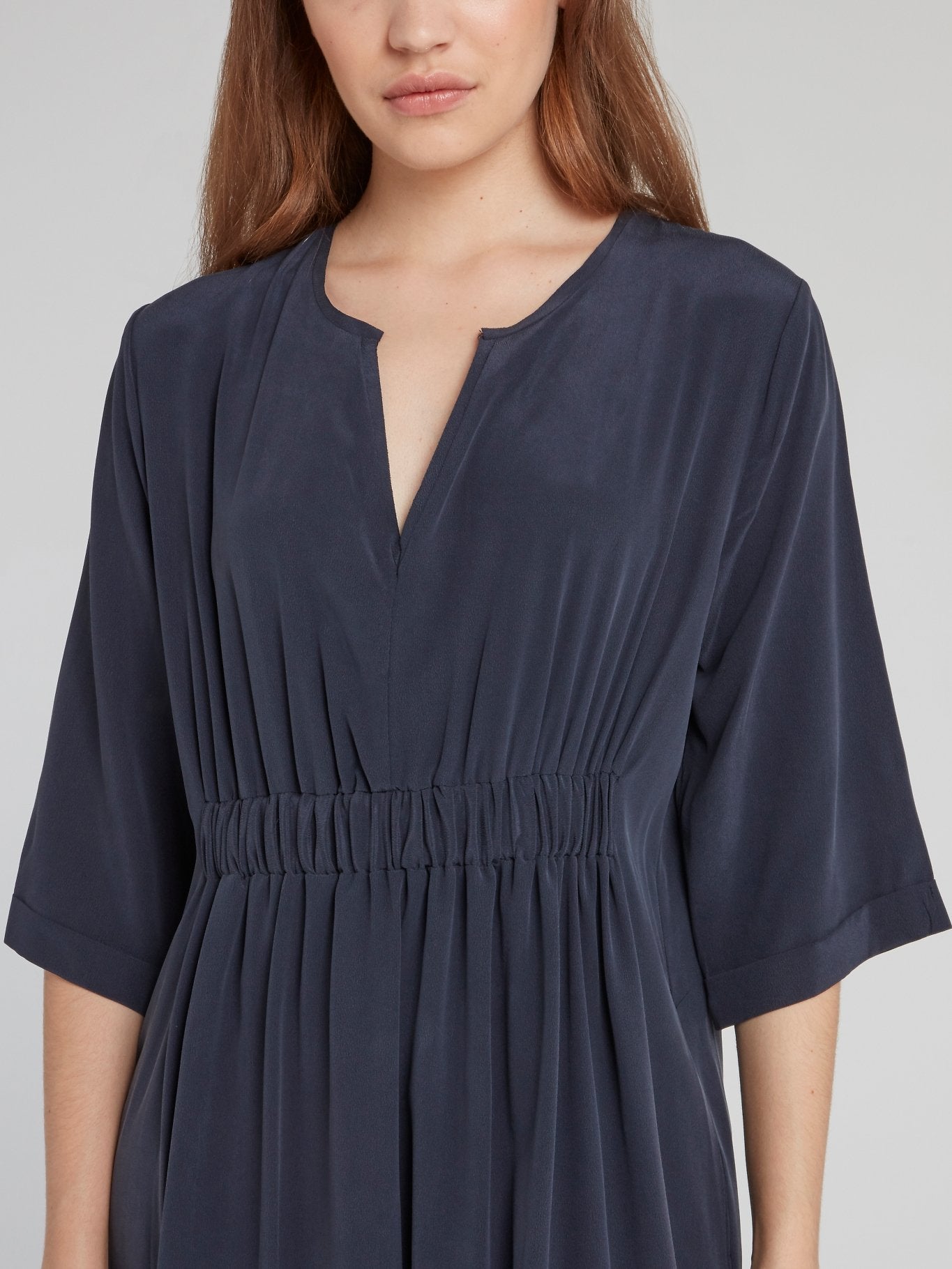 Темно-синее платье-макси со сборками