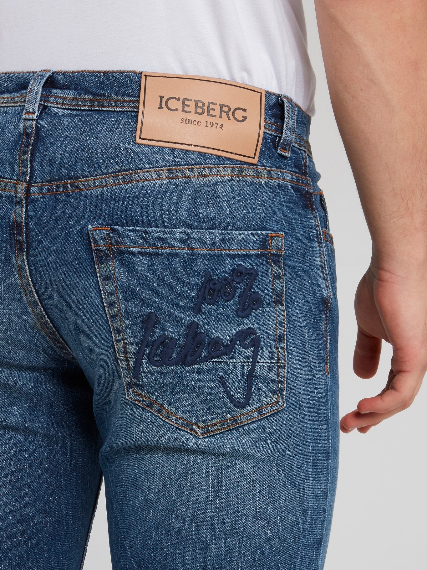 Темно-синие прямые джинсы