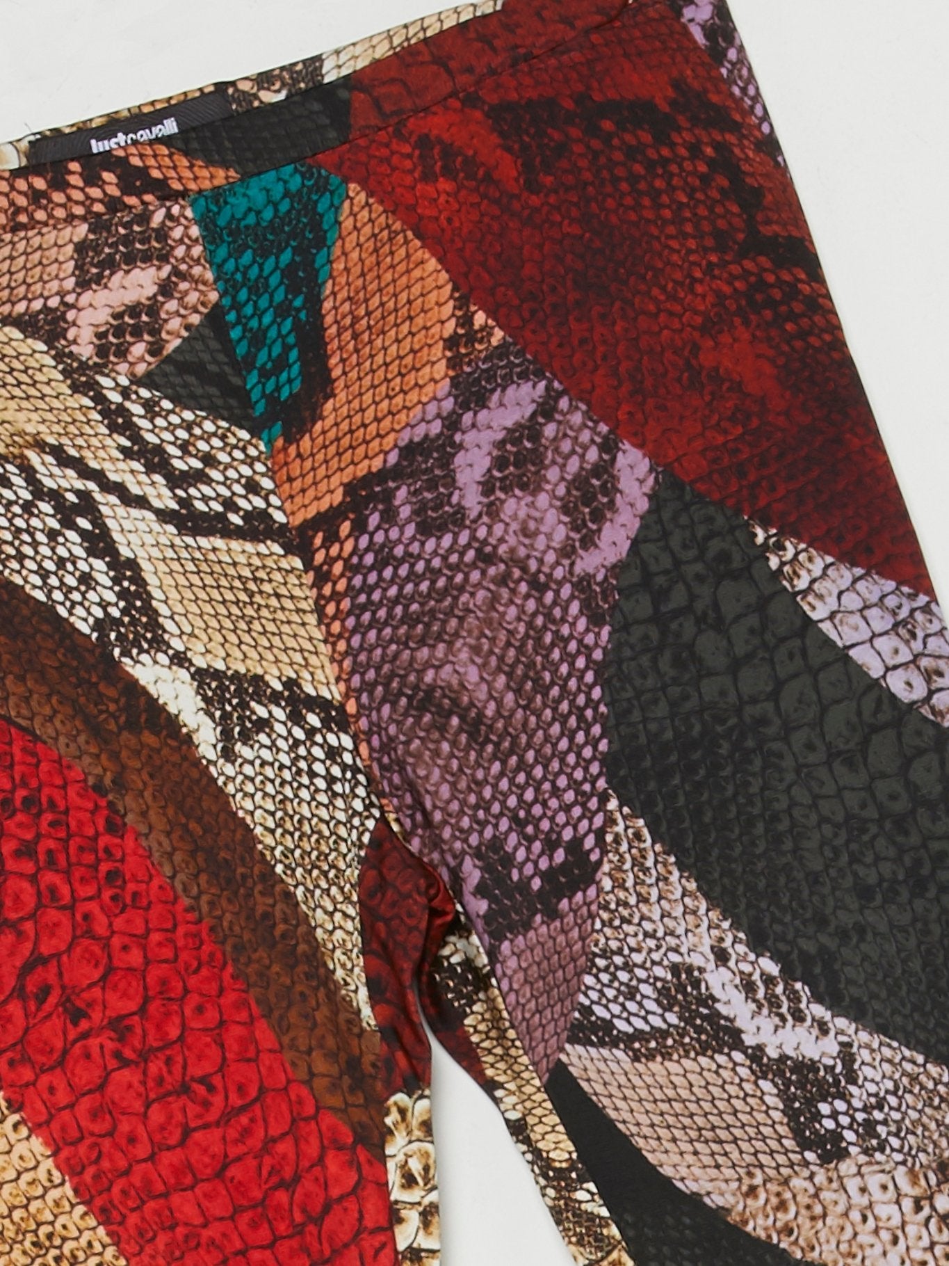 Красные брюки в стиле колор-блок со змеиным принтом