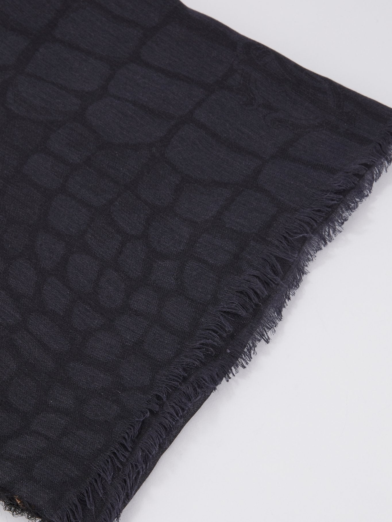 Серый шарф со змеиным принтом