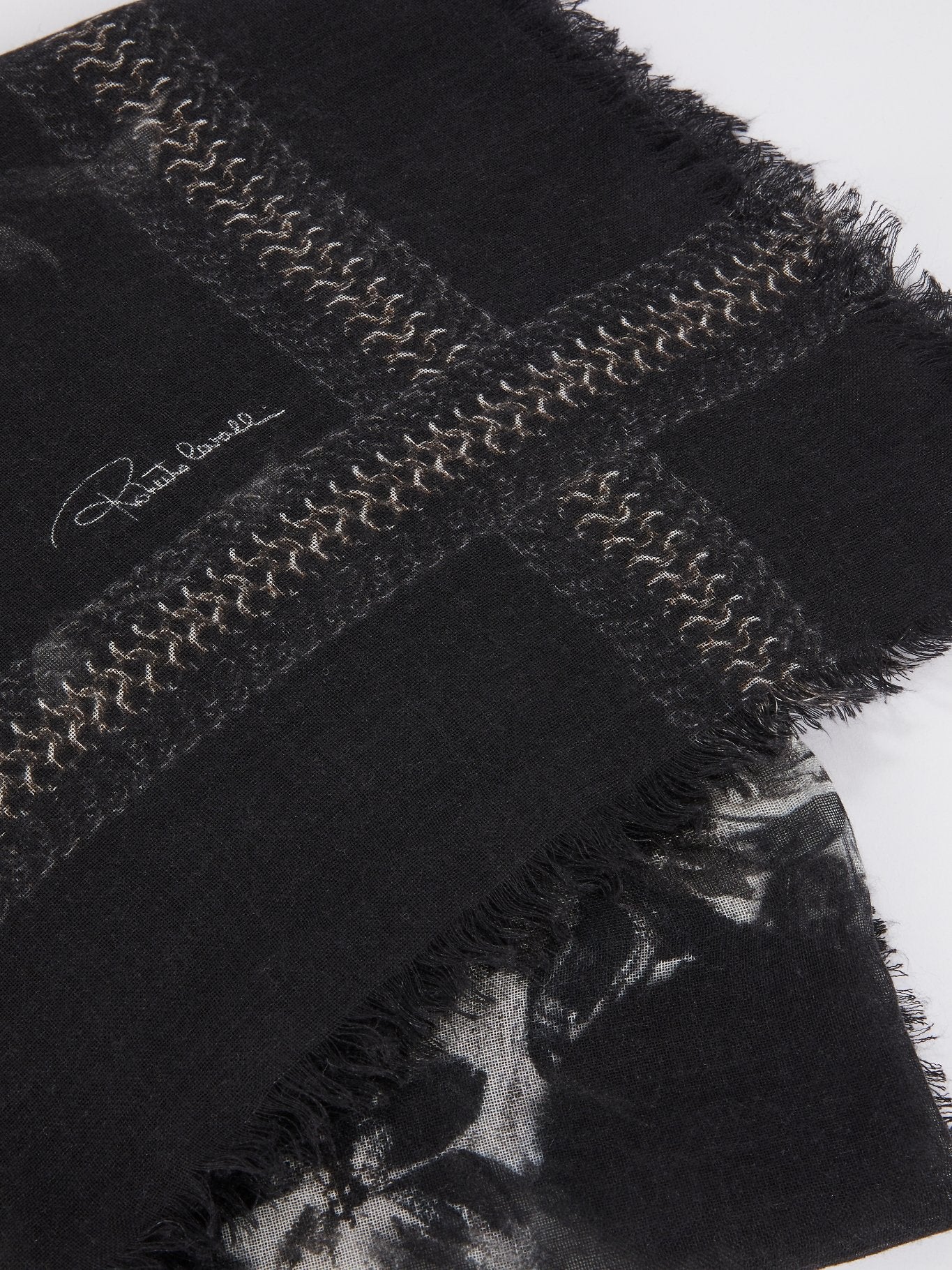 Черный шарф с цветочным принтом