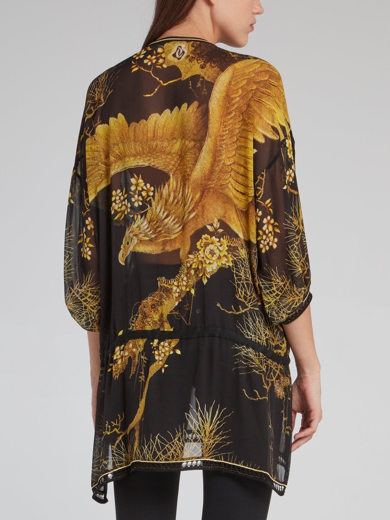 Черная блузка с поясом и принтом