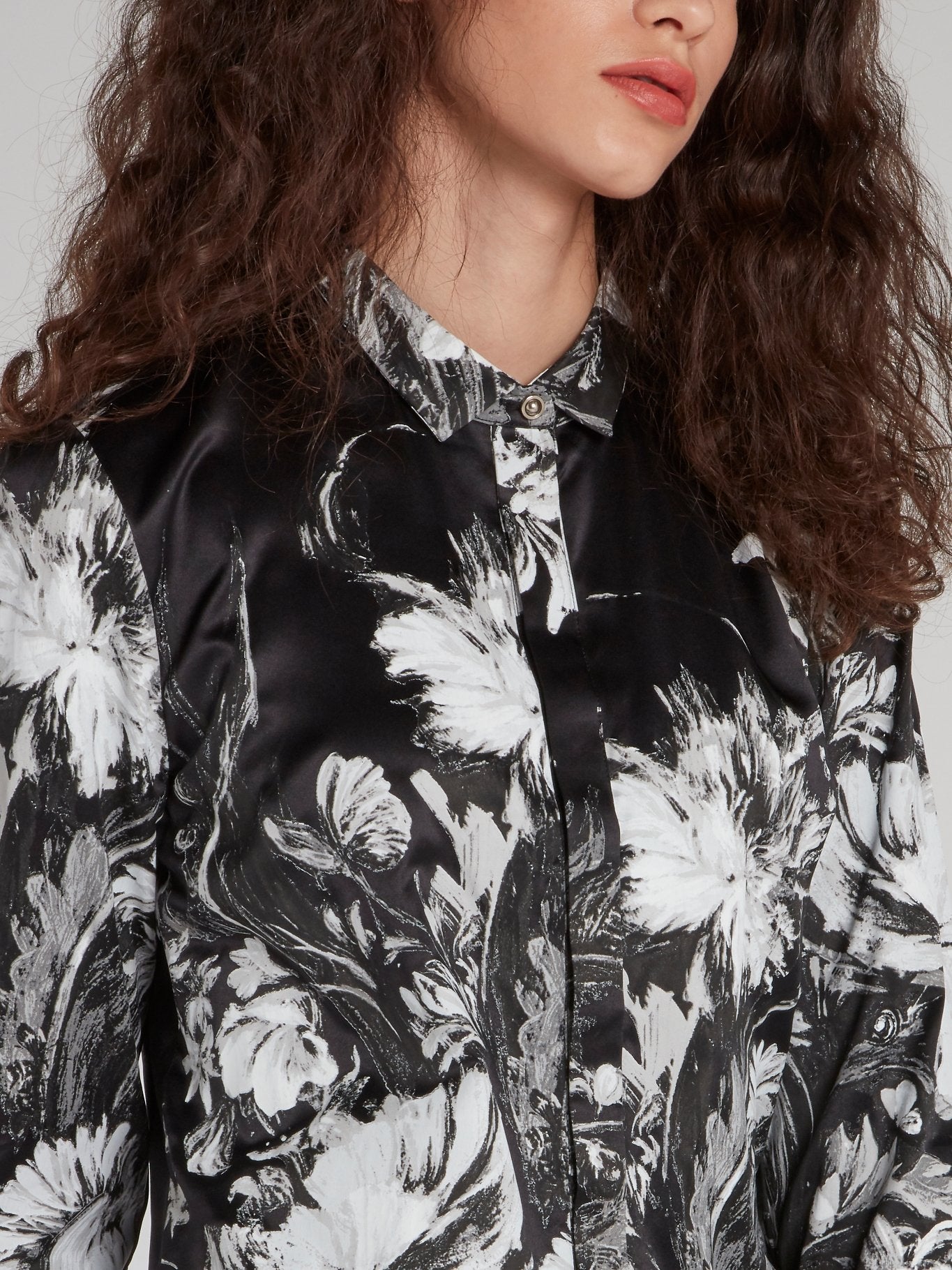 Черная рубашка на пуговицах с цветочным принтом