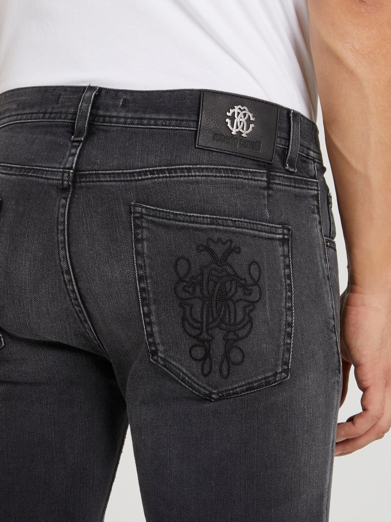 Черные джинсы с выцветшим эффектом