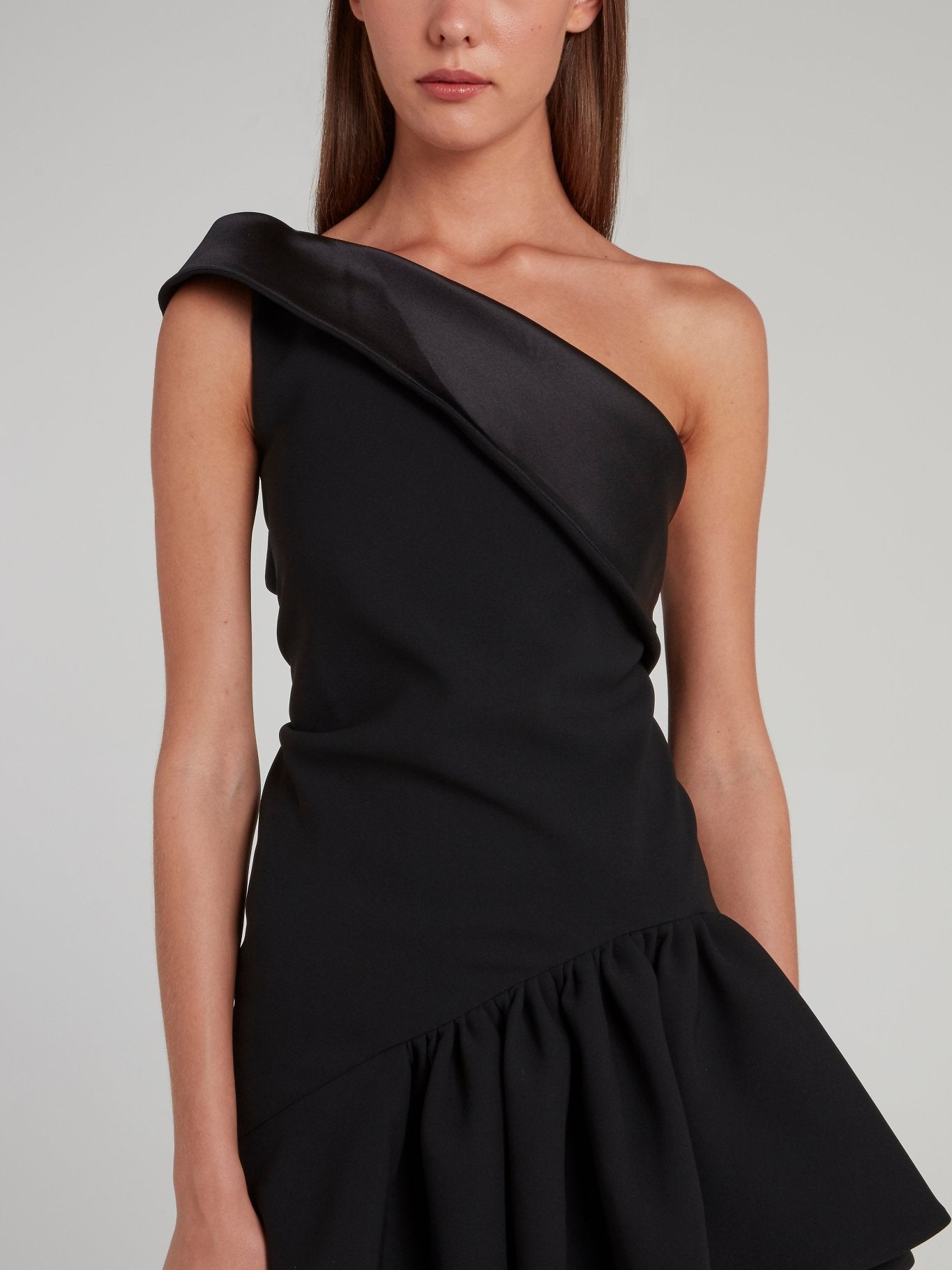 Черное платье-мини на одно плечо с оборками Enfanta