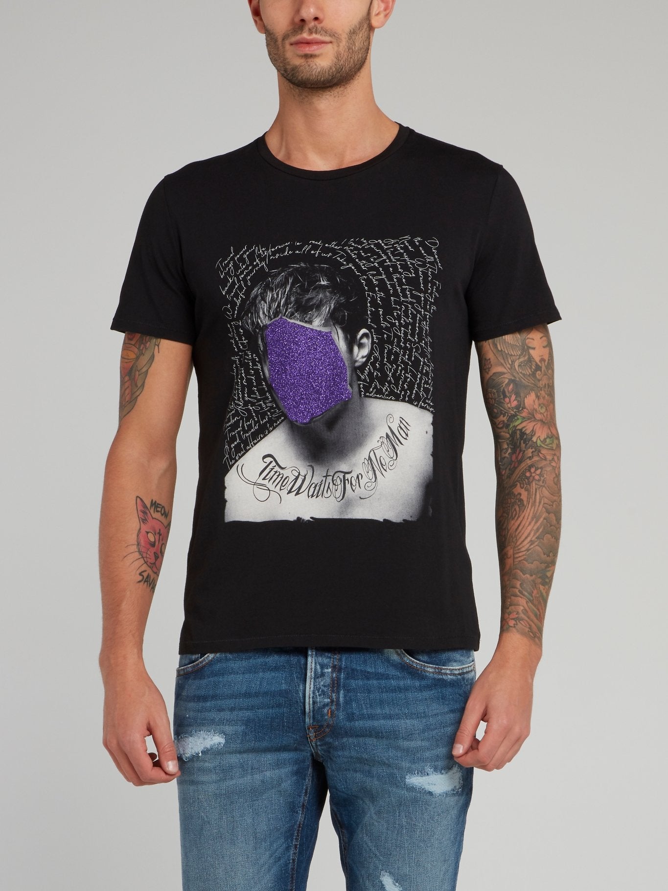 Черная футболка с круглым вырезом и изображением лица с блестками