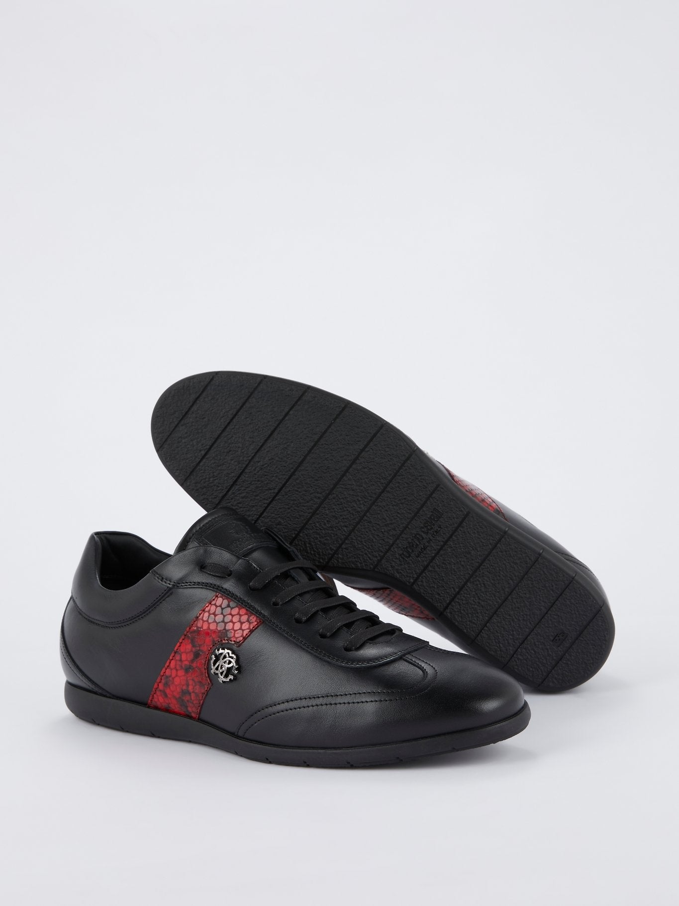 Черные кожаные кроссовки с красной вставкой с эффектом змеиной кожи
