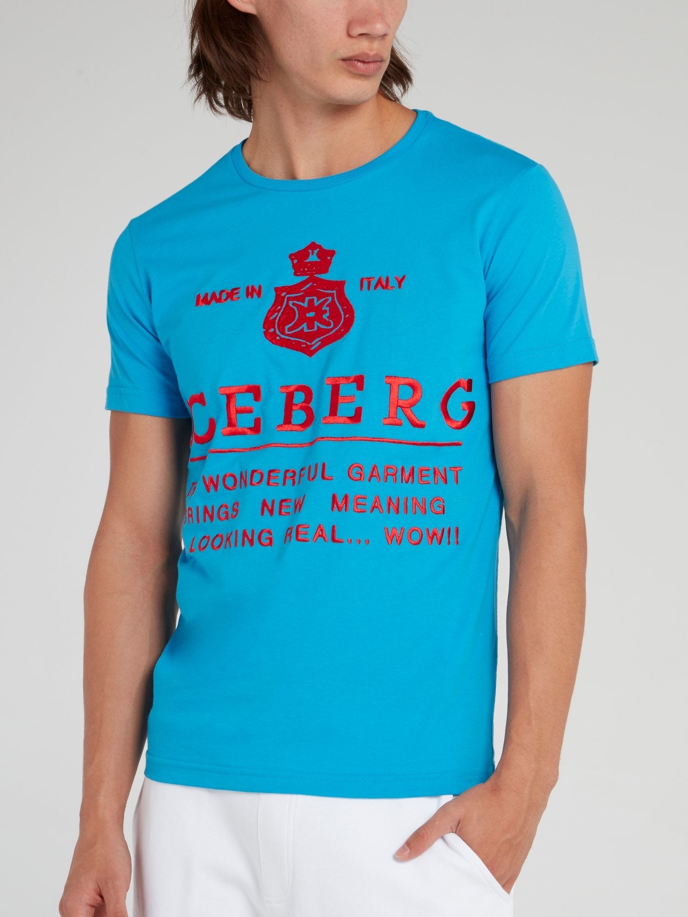 Голубая хлопковая футболка с красным вышитым логотипом