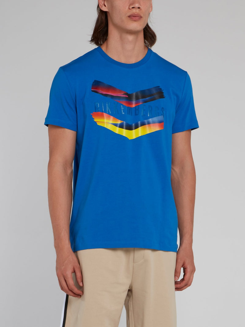 Синяя футболка с шевроном и логотипом
