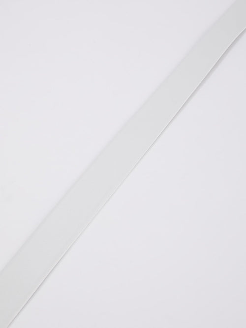 Белый кожаный ремень с логотипом на пряжке