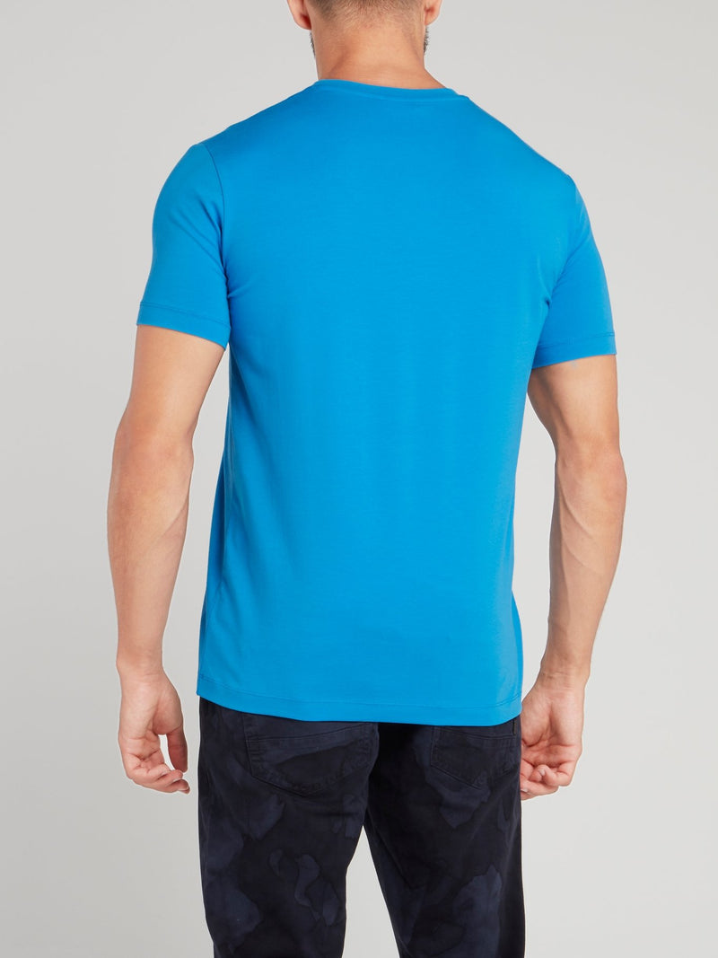 Синяя футболка с рисунком и шевроном