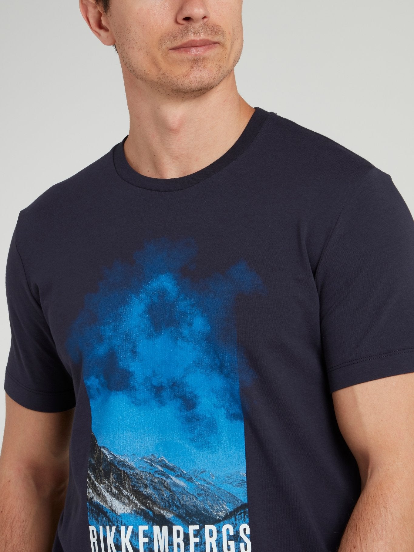 Темно-синяя футболка с рисунком